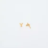 Pendientes con iniciales de oro de Admiral Row