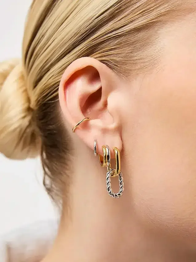 Pendientes de aro tipo «huggie» de Ana Luisa Asher