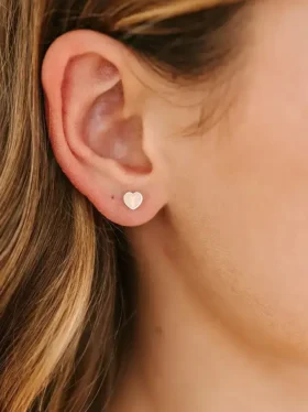 Pendientes de rosca con corazoncito color melocotón de Pierced Co