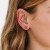 Pendientes de rosca con flor rosa intenso de Pierced Co