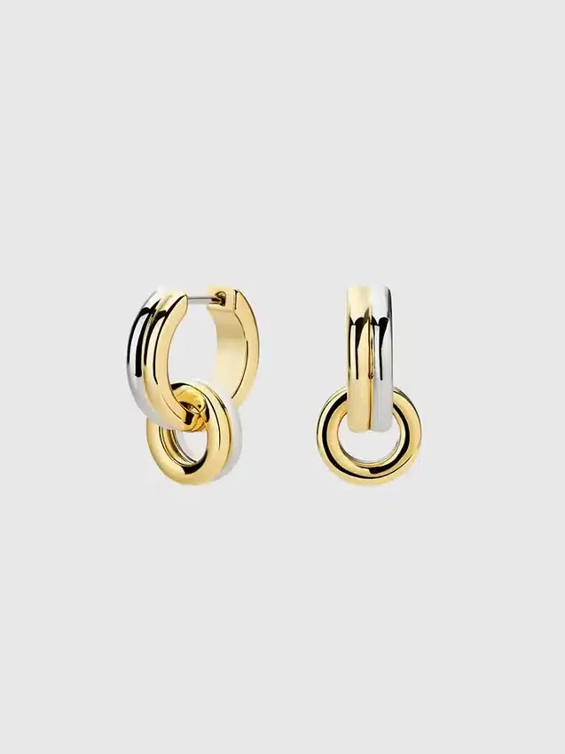 Pendientes tipo huggie con colgante de Ana Luisa Asher