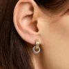 Pendientes tipo huggie con colgante de Ana Luisa Asher