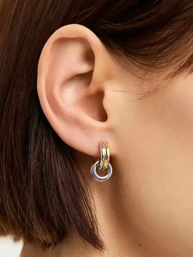 Pendientes tipo huggie con colgante de Ana Luisa Asher