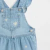 Peto de mezclilla con bordado floral para bebé
