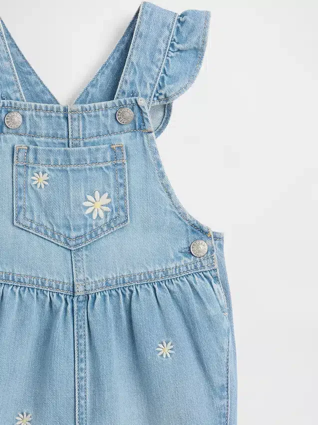 Peto de mezclilla con bordado floral para bebé