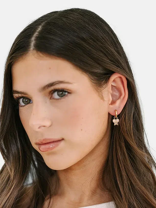 Pierced Co: Colgante de lazo rosa para aretes tipo huggie