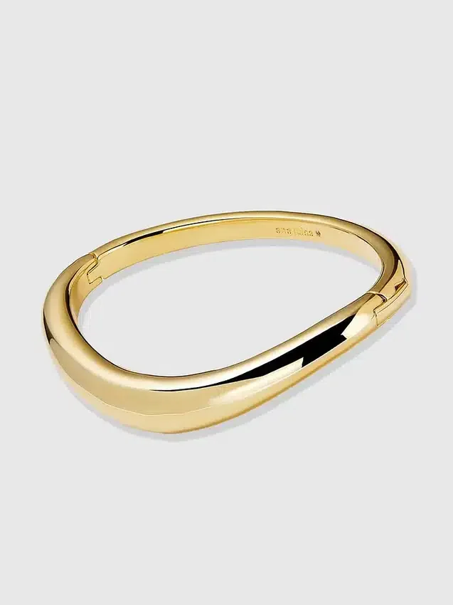 Pulsera tipo brazalete dorada de Ana Luisa Talia