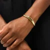 Pulsera tipo brazalete dorada de Ana Luisa Talia