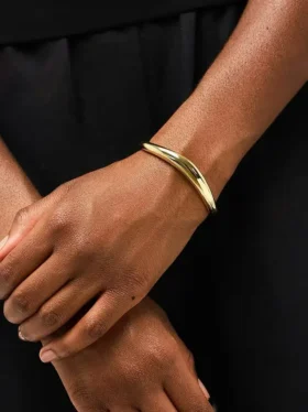 Pulsera tipo brazalete dorada de Ana Luisa Talia
