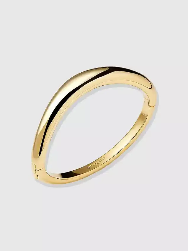 Pulsera tipo brazalete dorada de Ana Luisa Talia
