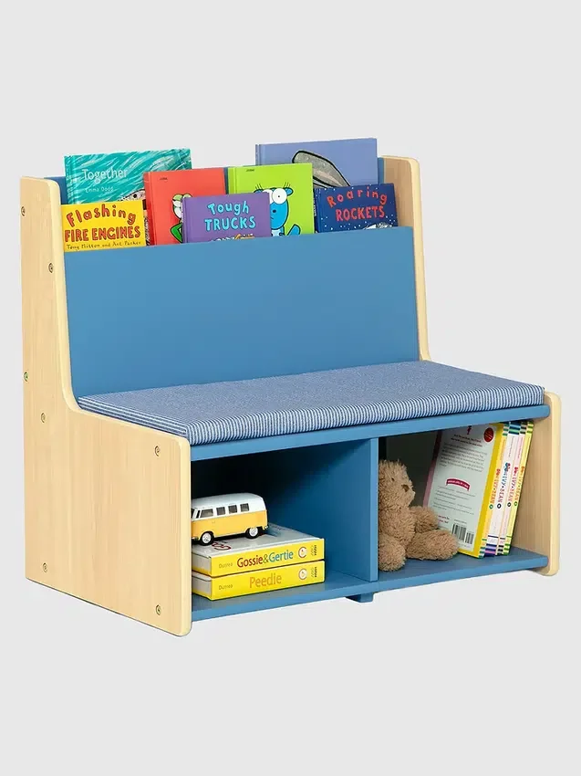 Rincón de lectura para niños pequeños con banco acolchado