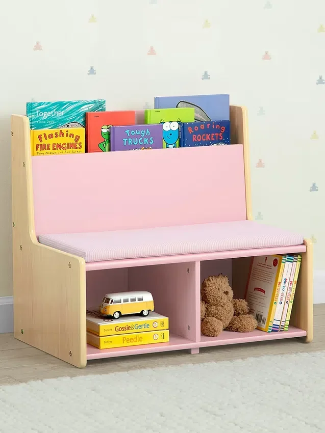 Rincón de lectura para niños pequeños con banco acolchado