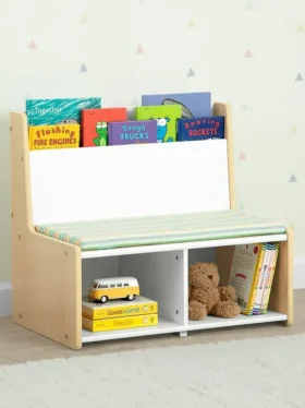 Rincón de lectura para niños pequeños con banco acolchado