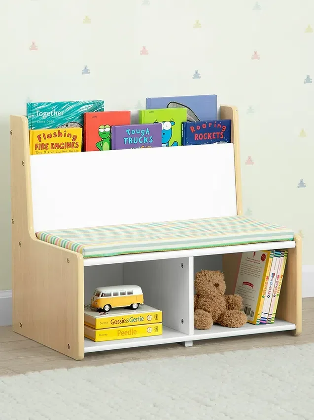 Rincón de lectura para niños pequeños con banco acolchado