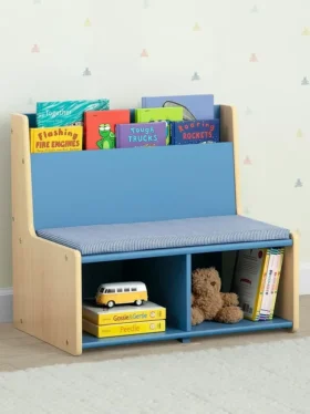 Rincón de lectura para niños pequeños con banco acolchado