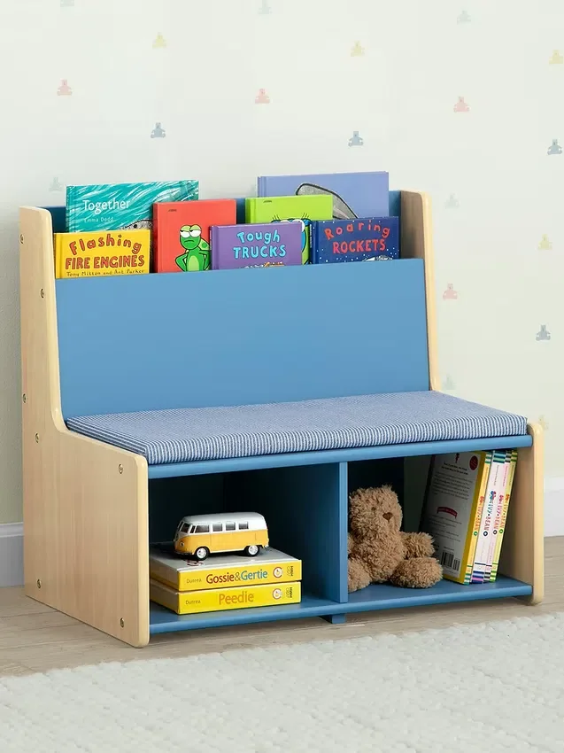 Rincón de lectura para niños pequeños con banco acolchado