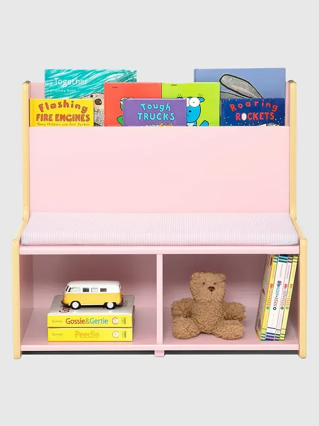 Rincón de lectura para niños pequeños con banco acolchado