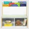 Rincón de lectura para niños pequeños con banco acolchado