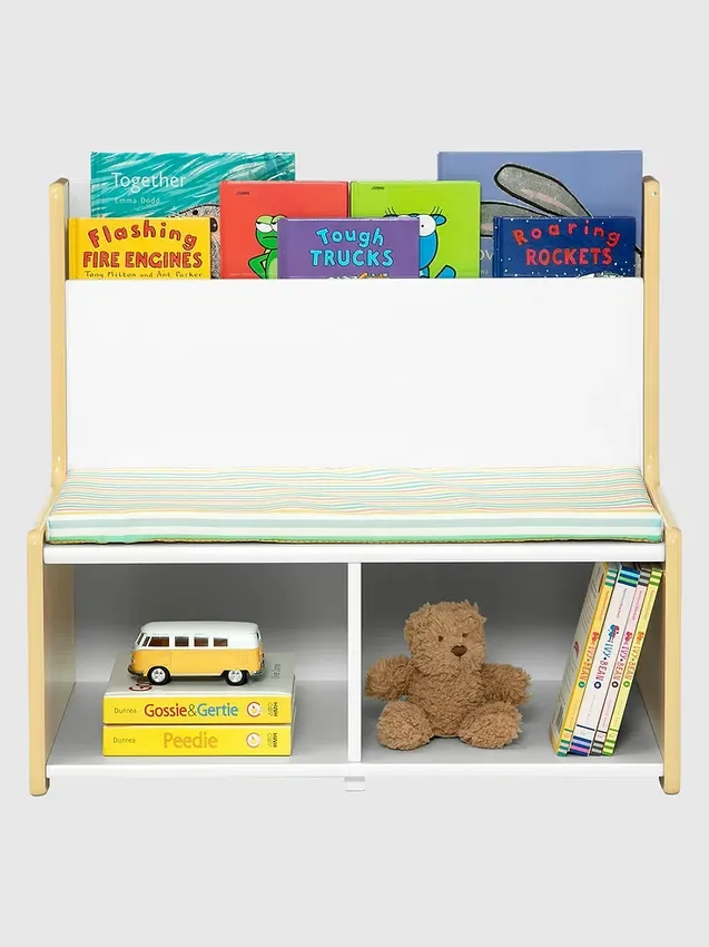 Rincón de lectura para niños pequeños con banco acolchado