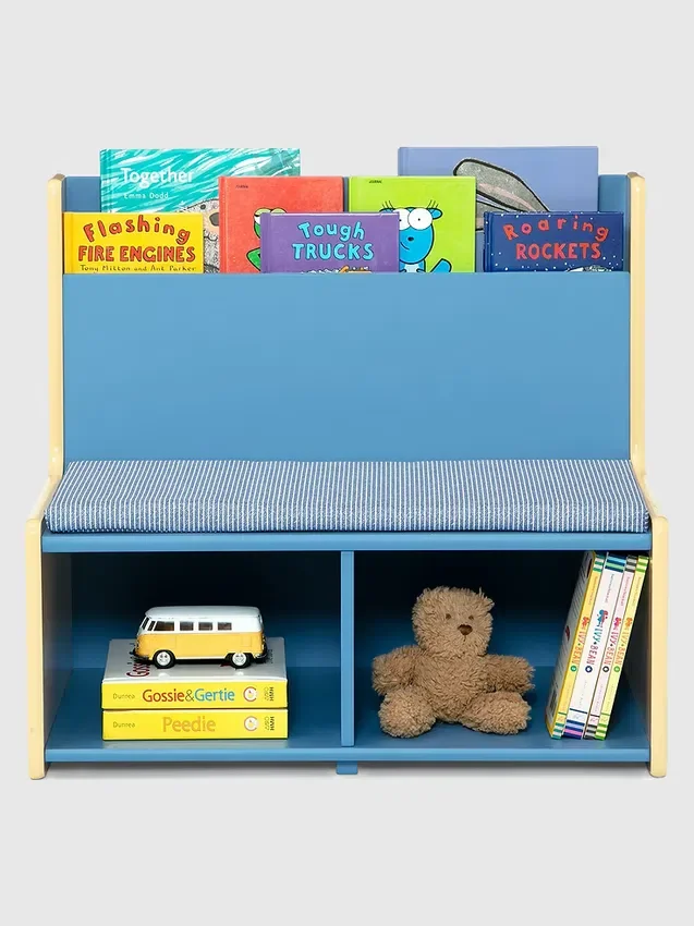 Rincón de lectura para niños pequeños con banco acolchado