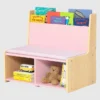 Rincón de lectura para niños pequeños con banco acolchado