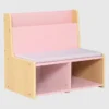 Rincón de lectura para niños pequeños con banco acolchado