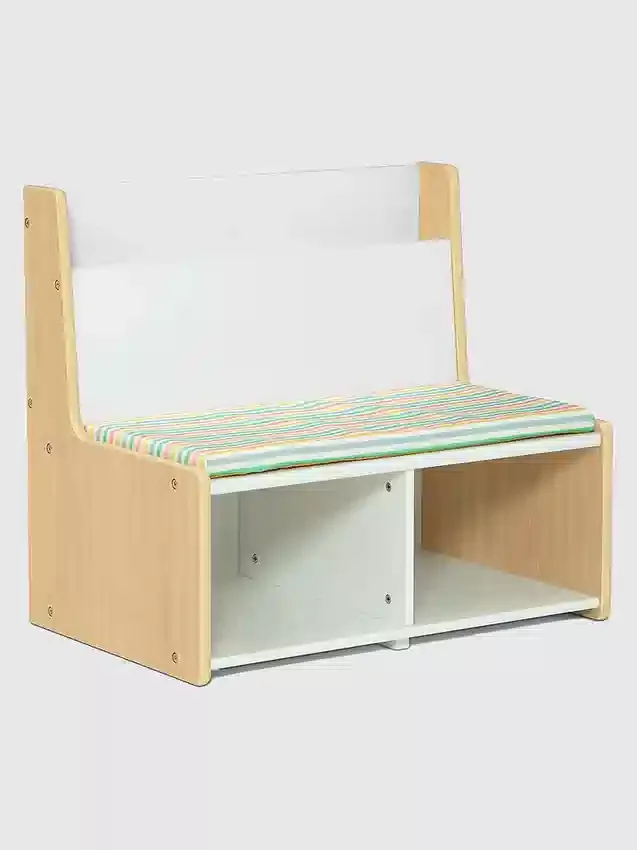 Rincón de lectura para niños pequeños con banco acolchado