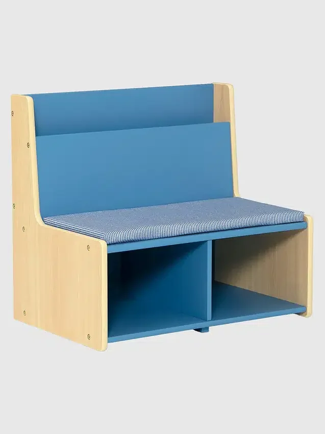 Rincón de lectura para niños pequeños con banco acolchado