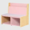 Rincón de lectura para niños pequeños con banco acolchado