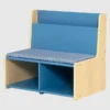 Rincón de lectura para niños pequeños con banco acolchado