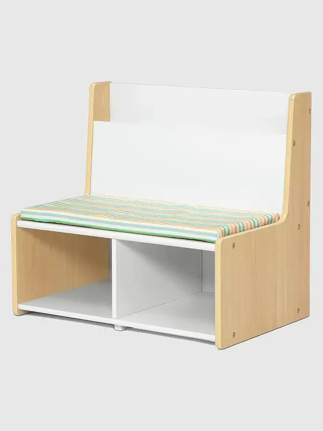 Rincón de lectura para niños pequeños con banco acolchado