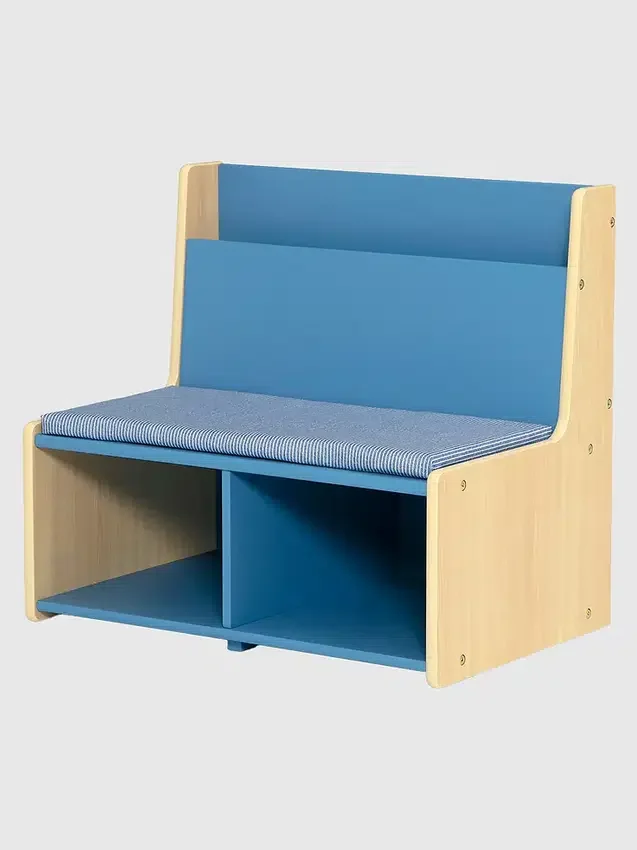 Rincón de lectura para niños pequeños con banco acolchado