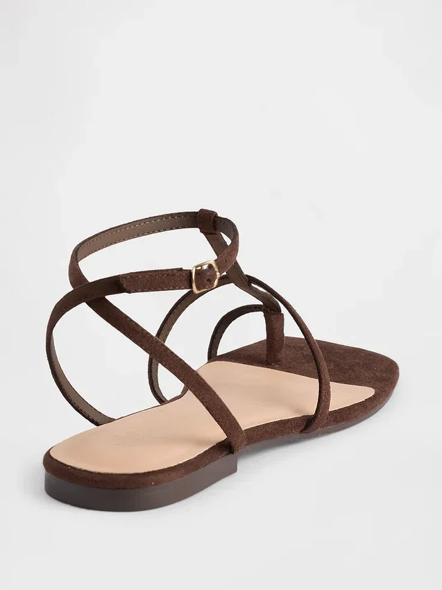 Sandalias con correa en T de gamuza vegana