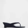 Sandalias de cuña con tiras entre los dedos de cuero vegano