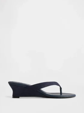 Sandalias de cuña con tiras entre los dedos de cuero vegano