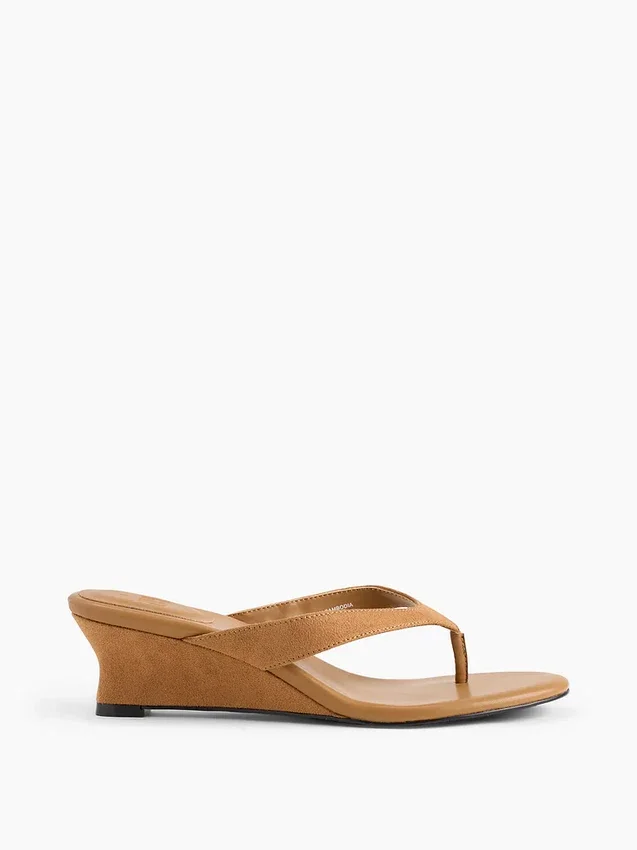 Sandalias de cuña con tiras entre los dedos de cuero vegano