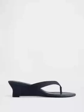 Sandalias de cuña con tiras entre los dedos de cuero vegano