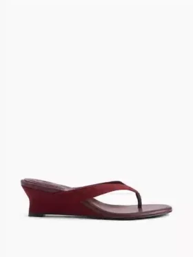 Sandalias de cuña con tiras entre los dedos de cuero vegano