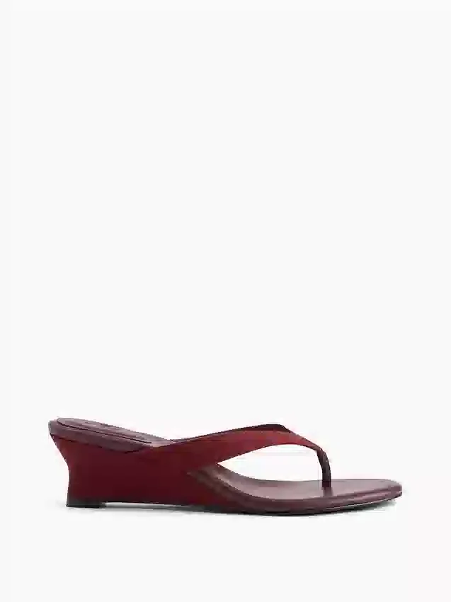 Sandalias de cuña con tiras entre los dedos de cuero vegano