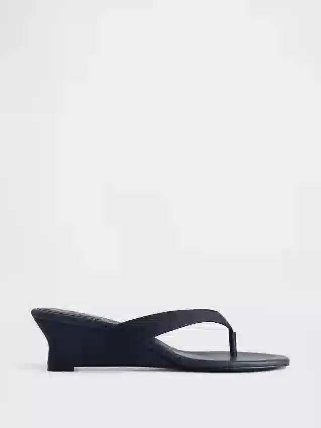Sandalias de cuña con tiras entre los dedos de cuero vegano