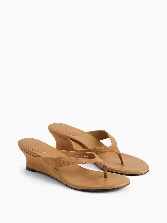 Sandalias de cuña con tiras entre los dedos de cuero vegano