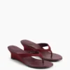 Sandalias de cuña con tiras entre los dedos de cuero vegano