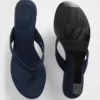 Sandalias de cuña con tiras entre los dedos de cuero vegano
