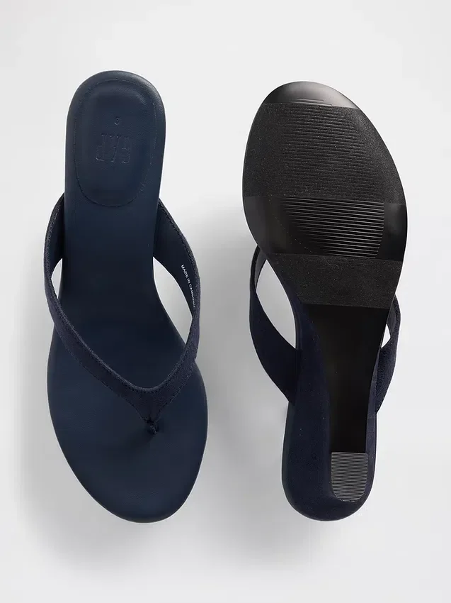 Sandalias de cuña con tiras entre los dedos de cuero vegano