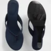 Sandalias de cuña con tiras entre los dedos de cuero vegano