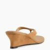 Sandalias de cuña con tiras entre los dedos de cuero vegano