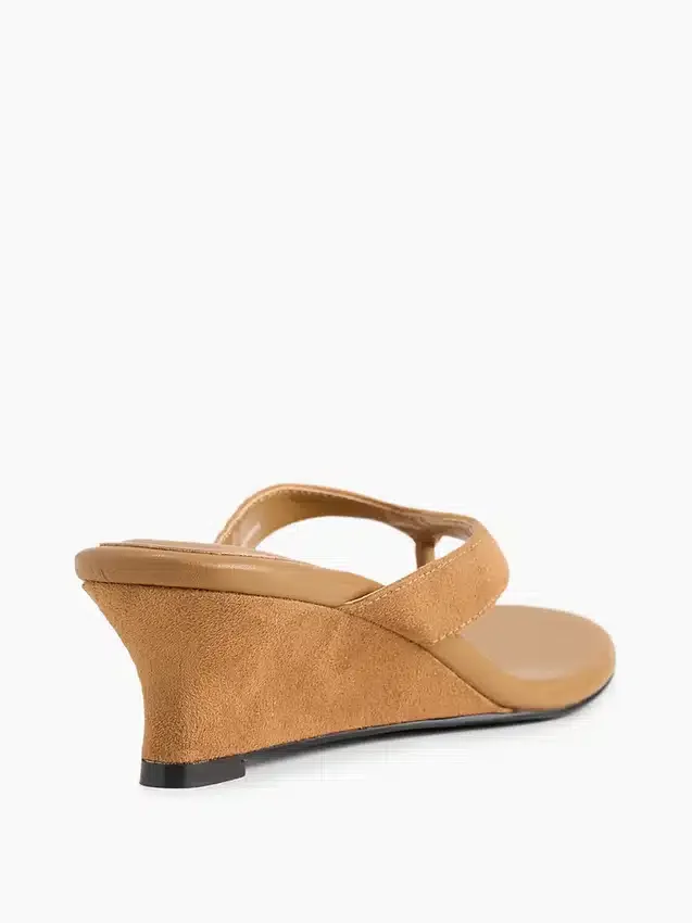Sandalias de cuña con tiras entre los dedos de cuero vegano