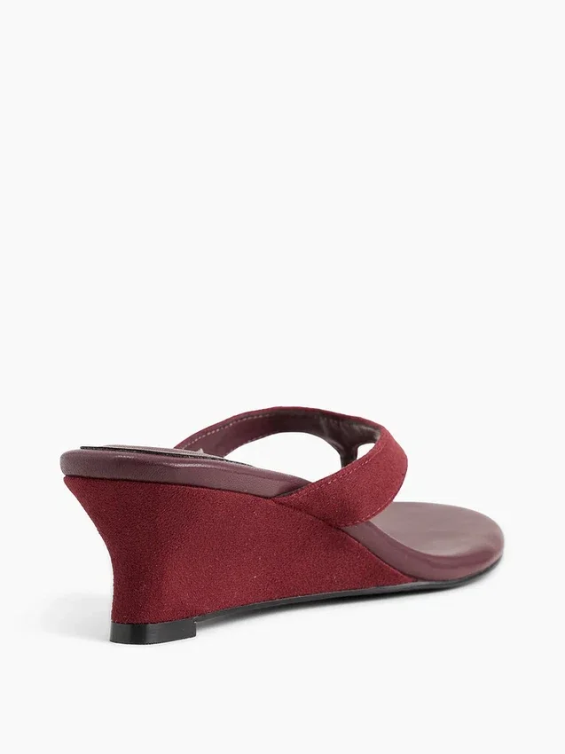 Sandalias de cuña con tiras entre los dedos de cuero vegano