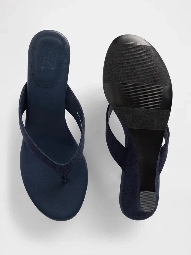 Sandalias de cuña con tiras entre los dedos de cuero vegano