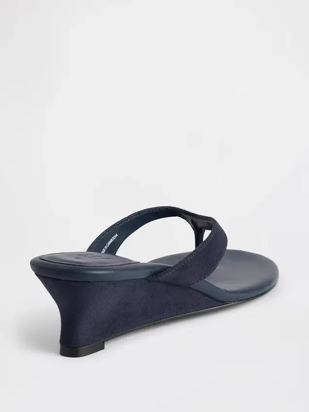 Sandalias de cuña con tiras entre los dedos de cuero vegano